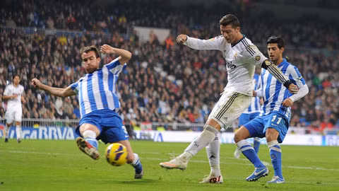 Sociedad đủ sức gây khó khăn cho Real (áo sáng) ngay tại Bernabeu