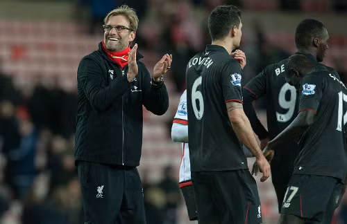 HLV Klopp tan trận như thường lệ vẫn ra bắt tay, ôm và chúc mừng các học trò. Ảnh: IH.
