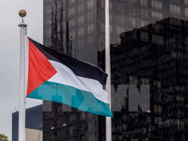  Lá cờ Palestine lần đầu tiên tung bay tại trụ sở Liên hợp quốc tại New York, Mỹ. (Nguồn: AFP/TTXVN)