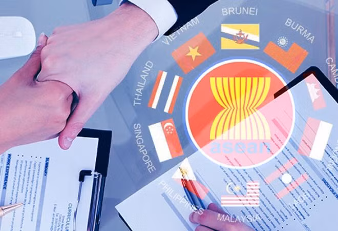 Sau 8 năm đàm phán, ngày 22/11/2015, các nhà lãnh đạo các nước thành viên ASEAN đã đi đến ký kết và tuyên bố thành lập Cộng đồng Kinh tế ASEAN (AEC). Nguồn: internet. 