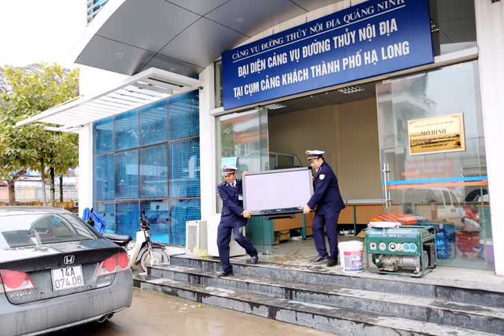 Một số đơn vị hoạt động tại Cảng đã bắt đầu di chuyển đồ đạc về bến cảng mới.