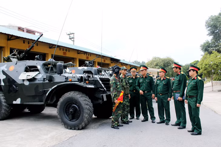 Thủ trưởng Bộ Tư lệnh Quân khu 3, Bộ CHQS tỉnh kiểm tra công tác sẵn sàng chiến đấu của Phân đội Thiết giáp (Bộ CHQS tỉnh).