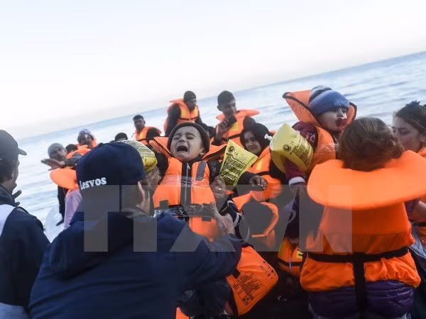 Người di cư tới đảo Lesbos, Hy Lạp sau hành trình vượt biển Aegean từ Thổ Nhĩ Kỳ ngày 14/11. (Nguồn: AFP/TTXVN)