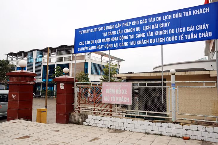 Thông báo dừng cấp phép và chuyển hoạt động đón, trả khách về Cảng tàu khách quốc tế Tuần Châu được treo ngay tại cổng Cảng.