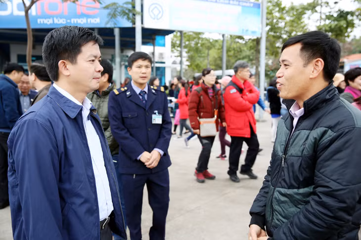 Đồng chí Lê Quang Tùng, Phó Chủ tịch UBND tỉnh trò chuyện với đại diện hãng tàu.
