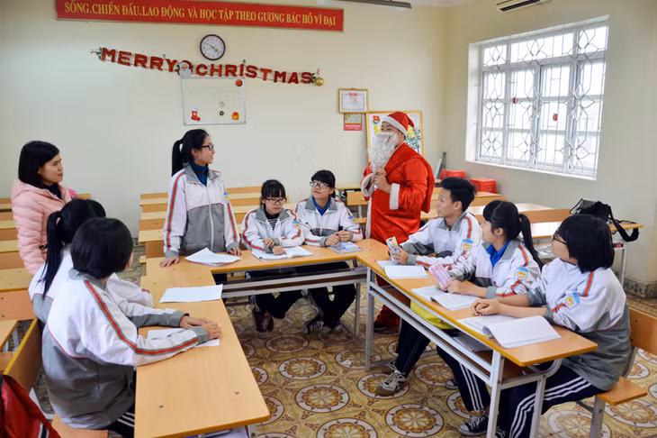 Giờ sinh hoạt với chủ đề Giáng sinh tại CLB Ngoại ngữ Trường THPT Cẩm Phả (TP Cẩm Phả).