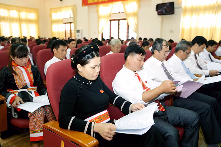 Các đại biểu nghiên cứu văn kiện tại Đại hội Đảng bộ huyện Đầm Hà lần thứ XXIV, nhiệm kỳ 2015-2020. Ảnh: Đỗ Giang