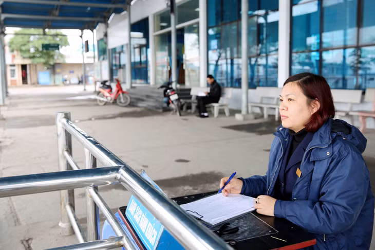 Tuy không có khách, cán bộ quản lý cảng vẫn trực, làm việc theo đúng chức năng được phân công.