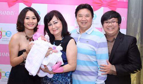 Vợ chồng nghệ sĩ Bảo Quốc trong lễ đầy tháng chắt nội.