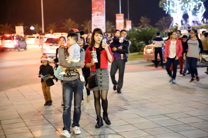Các gia đình ai nấy đều đưa em nhỏ đi chơi.