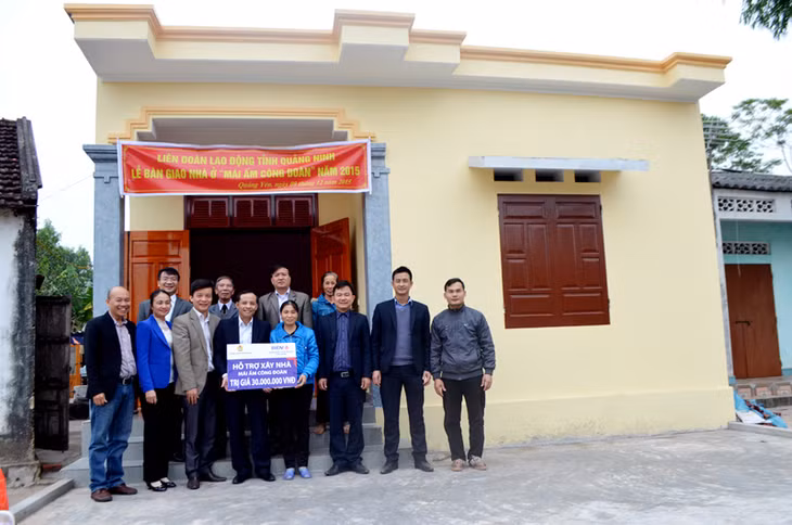 Thông qua Quỹ Mái ấm Công đoàn, đoàn viên công đoàn Ngân hàng BIDV Quảng Ninh đã hỗ trợ chị Phạm Thị Thu Trang 30 triệu đồng xây nhà.