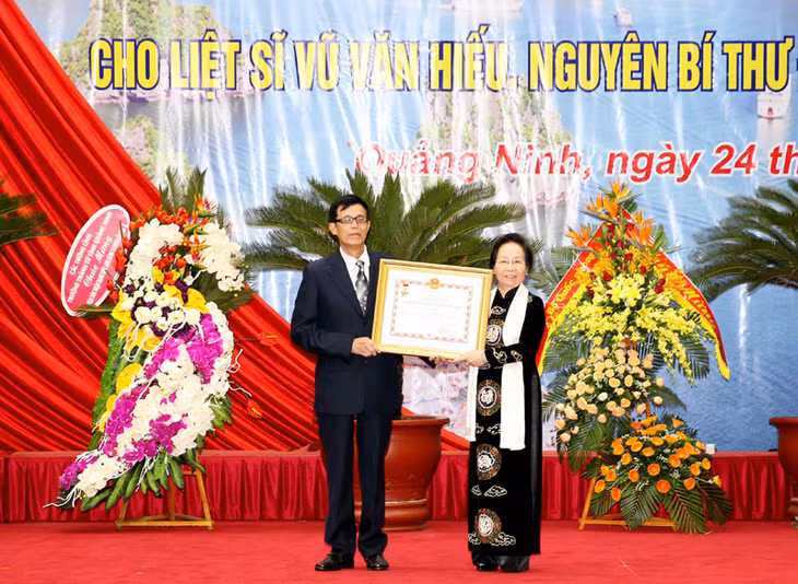 Phó Chủ tịch nước Nguyễn Thị Doan đã trao tặng danh hiệu Anh hùng LLVTND cho LLVT tỉnh và truy tặng danh hiệu Anh hùng LLVTND cho liệt sỹ Vũ Văn Hiếu.