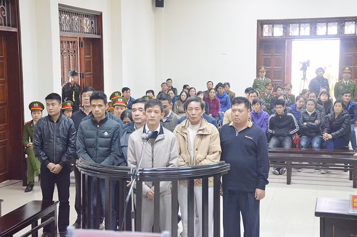 Truy tố các bị can ra trước vành mong ngựa.