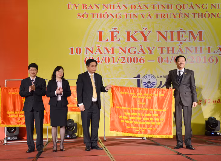 Đồng chí Nguyễn Văn Đọc, Bí thư Tỉnh ủy, Chủ tịch HĐND tỉnh trao tặng bức trướng cho Sở TT-TT.