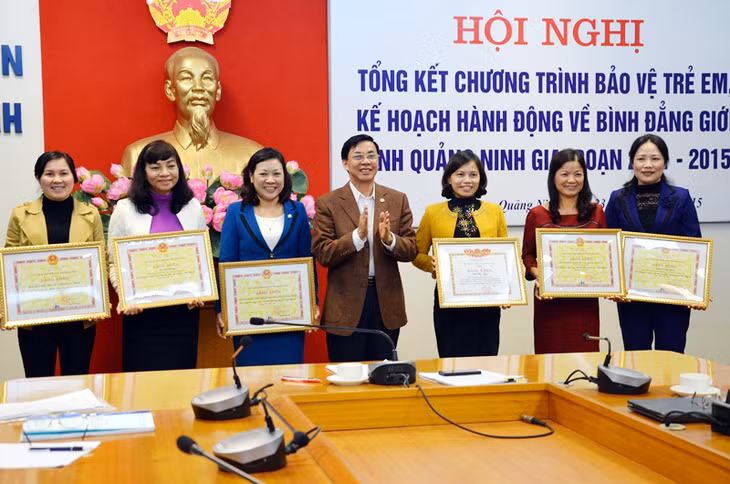 Các tập thể, cá nhân có thành tích xuất sắc trong công tác bình đẳng giới giai đoạn 2011-2015 nhận bằng khen của Bộ LĐ-TB&XH, UBND tỉnh.