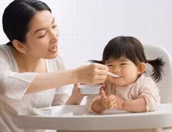 Trẻ cần được ăn đầy đủ các nhóm thực phẩm.