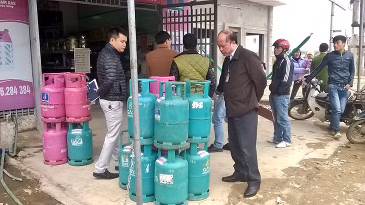 Lực lượng chức năng huyện Hải Hà kiểm tra các cơ sở kinh doanh ga trên địa bàn