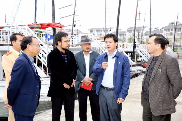Đồng chí Lê Quang Tùng, Phó Chủ tịch UBND tỉnh kiểm tra công tác đón, trả khách tại Cảng tàu khách quốc tế Tuần Châu.