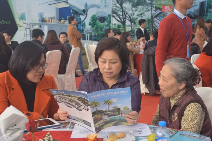 Khách hàng tìm hiểu thông tin về dự án