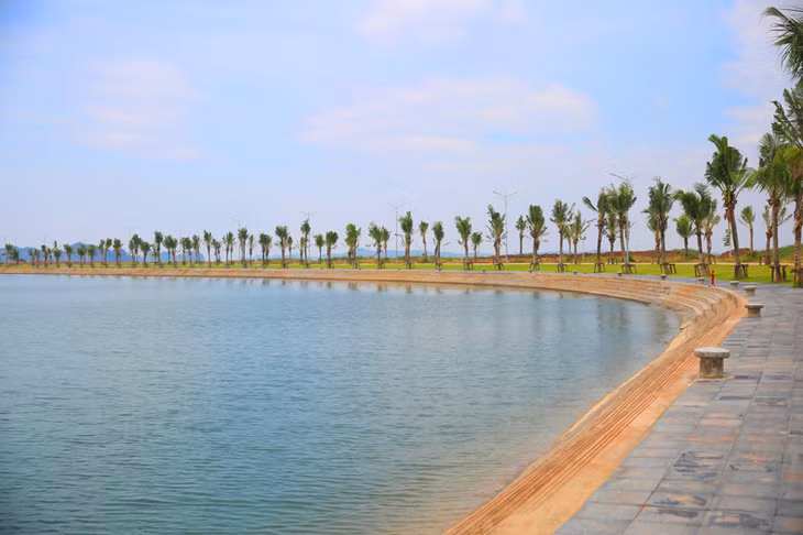 Bên cảng mới có chiều dài 7km, độ sâu 10-17m được đầu tư đồng bộ, khang trang, hiện đại.