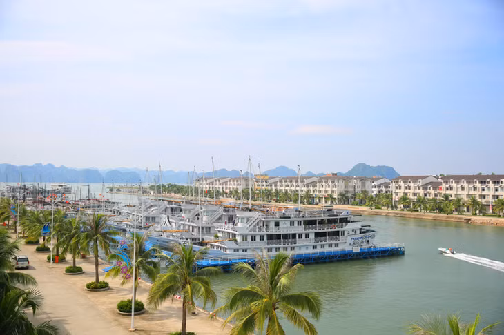 Cảng được đầu tư đồng bộ, khang trang, hiện đại mang tầm cỡ quốc tế gồm nhà ga có các nhà hàng, quầy bar, khu bán hàng lưu niệm...