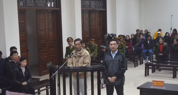 Trong buổi xét xử, bị cáo Nguyễn Thế Dũng (áo vàng) khẳng định đã thực hiện các thủ tục tạm nhập tái xuất dầu theo đúng quy định của Nhà nước 