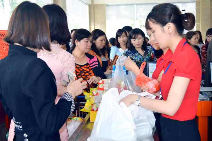 Đông đảo người dân đến tham quan, mua sắm các sản phẩm OCOP ở Trung tâm OCOP Quảng Ninh tại TX Đông Triều, trong ngày khai trương, 13-12-2015. Ảnh: Cao Quỳnh