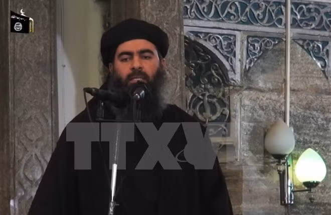 Thủ lĩnh IS Abu Bakr al-Baghdadi phát biểu trước các tín đồ Hồi giáo tại một đền thờ ở thành phố Mosul (Iraq) do IS kiểm soát ngày 5/7/2014. (Nguồn: AFP/TTXVN)
