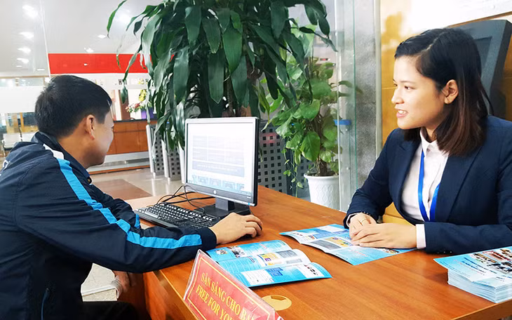 Nhà đầu tư đến giao dịch, sử dụng hệ thống thiết bị máy tính, máy in tại Trung tâm Hành chính công tỉnh để truy cập thông tin cần thiết.