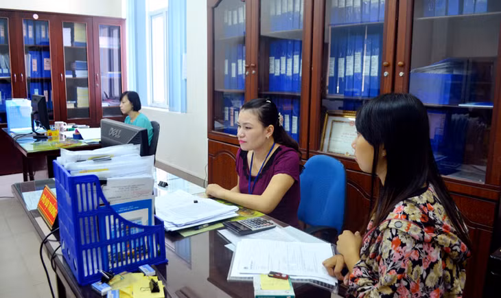 Cán bộ Chi cục Thuế Hoành Bồ hướng dẫn thủ tục cho người nộp thuế.