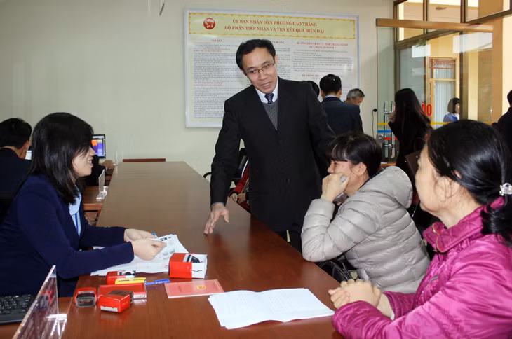 Lãnh đạo TP Hạ Long trò chuyện với những công dân đầu tiên tới làm thủ tục tại Bộ phận tiếp nhận và trả kết quả hiện đại