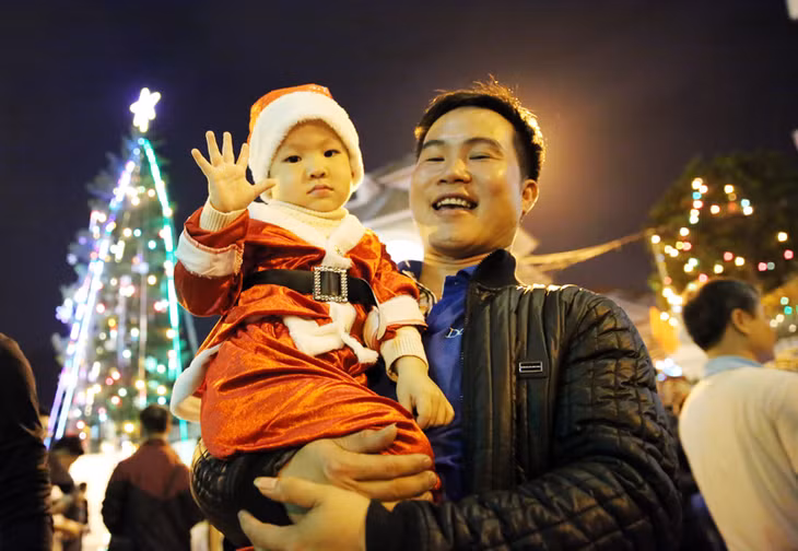 Bé theo ba đi chơi Noel.