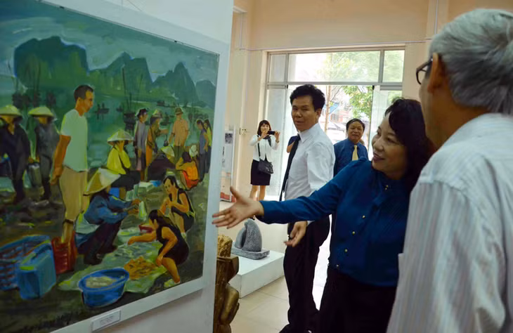 Lãnh đạo tỉnh và văn nghệ sĩ tham quan Triển lãm mỹ thuật “Quảng Ninh - Miền đất tôi yêu” do Hội VHNT tỉnh tổ chức tháng 4-2015.