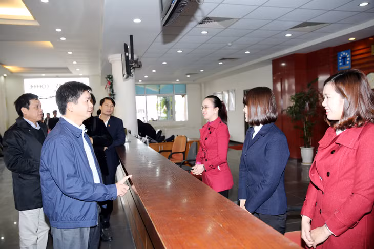 Đồng chí Lê Quang Tùng, Phó Chủ tịch UBND tỉnh kiểm tra khu vực bán vé tại Cảng tàu khách quốc tế Tuần Châu.