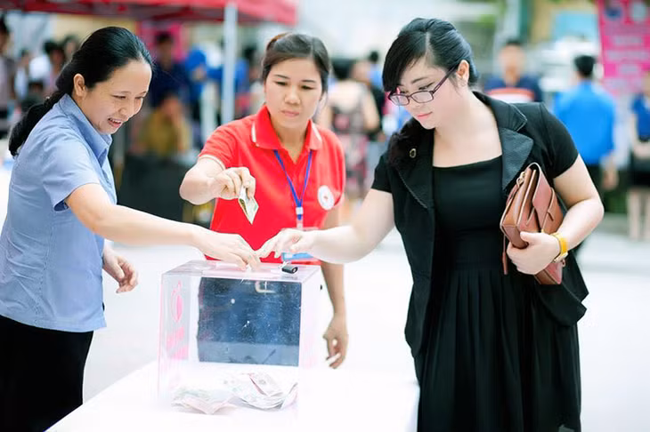CLB Từ Tâm tham gia chương trình “Mang âm nhạc đến bệnh viện” tại Bệnh viện Bãi Cháy ngày 12-8-2014. Ảnh: Trần Thu Hằng (Chủ nhiệm CLB cung cấp)