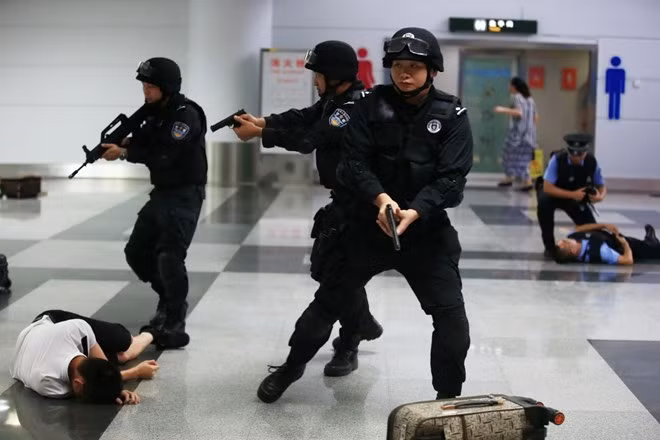  Cảnh sát Trung Quốc diễn tập chống khủng bố tại sân bay. (Ảnh: AFP)