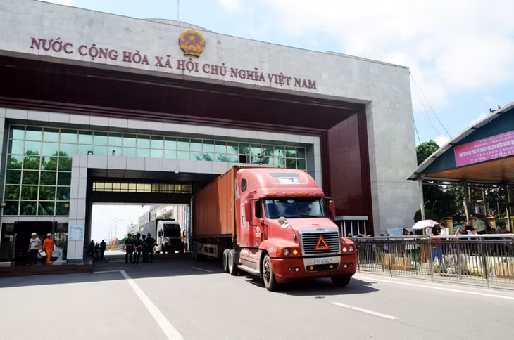 Hàng hoá xuất nhập khẩu qua cửa khẩu quốc tế Móng Cái. Ảnh: Phương Thúy