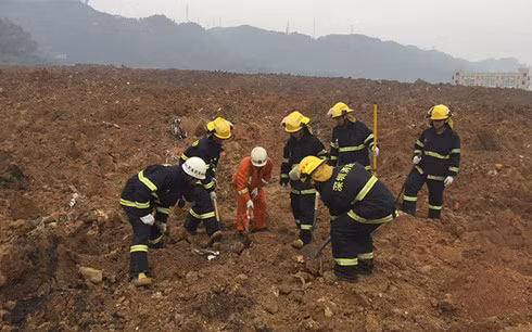 Nhân viên cứu hộ tìm kiếm người bị chôn vùi. (Ảnh: Reuters).