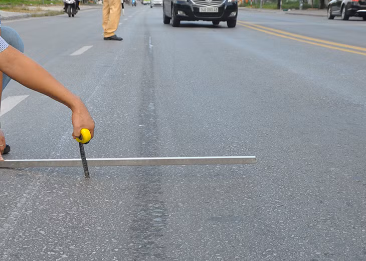 Mặt đường hằn những vết sụt lún sâu