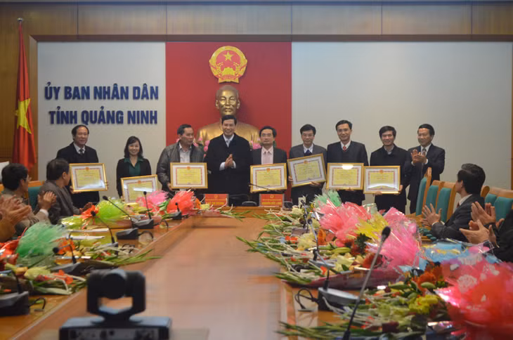 Lãnh đạo tỉnh tặng bằng khen cho các tập thể, cá nhân có thành tích trong công tác năm 2015.