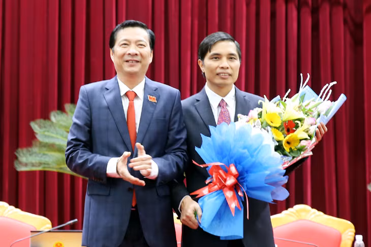 Đồng chí Nguyễn Văn Đọc, Bí thư Tỉnh ủy, Chủ tịch HĐND tỉnh tăng hoa chúc mừng đồng chí Vũ Văn Diện, đã được HĐND tỉnh bầu giữ chức Phó Chủ tịch UBND tỉnh.