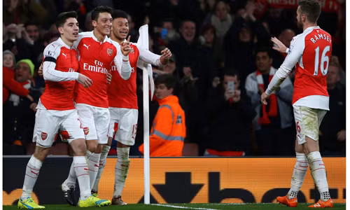 Phong độ chói sáng của Mesut Ozil (thứ hai từ trái sang) giúp Arsenal có chiến thắng nhẹ nhàng trước Bournemouth. Ảnh: Reuters.