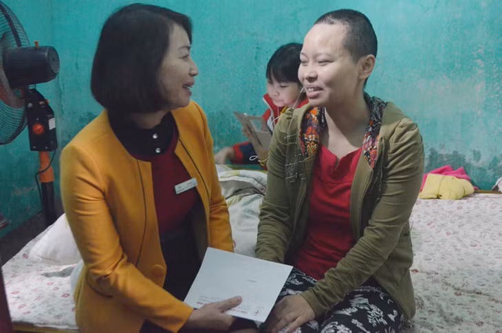Chị Vũ Thị Ân, Phó Chủ tịch Công đoàn Công ty CP Nhiệt điện Quảng Ninh tặng quà cho chị Nguyễn Thị Thanh Tâm, công nhân Công ty TNHH MTV Lâm nghiệp Hoành Bồ