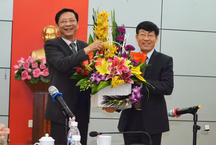 Đồng chí Nguyễn Văn Đọc, Bí thư Tỉnh ủy Quảng Ninh trao quyết định và tăng hoa cho đồng chsi Nguyễn Thành Phố