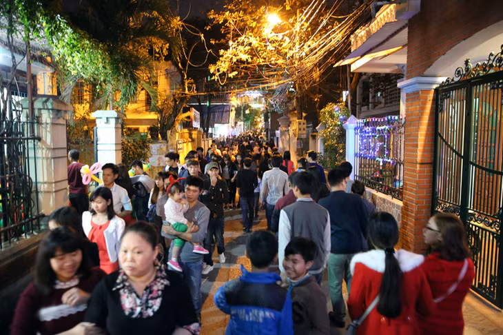 Biển ngườid đổ về nhà thờ Hòn Gai.