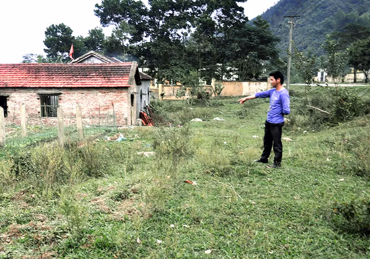 Nhiều thửa ruộng tại bản Mốc 13 (Quảng Đức, Hải Hà) do thiếu nước canh tác đã trở thành hoang hoá.