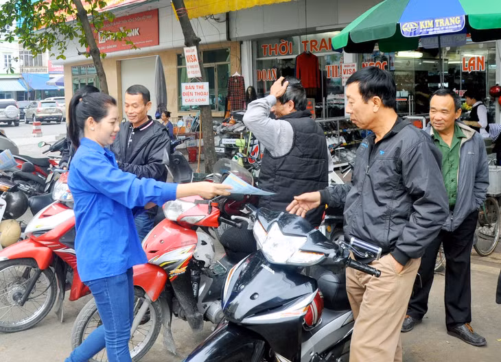 ĐVTN phát tờ rơi tuyên truyền về phòng chống ma tuý và tệ nạn xã hội cho người dân địa bàn TP Hạ Long.