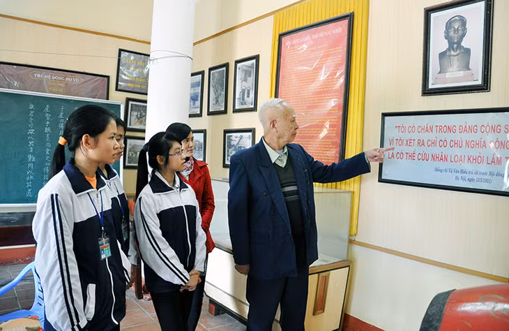 Ông Vũ Ngọc Điều kể các câu truyện về cụ Hiếu cho các em học sinh trường THPT Vũ Văn Hiếu tại khu trừng bày (xã Hải Anh, huyện Hải Hậu).
