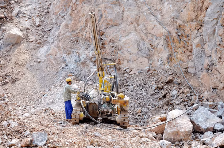 Khoan nổ mìn tại Công ty CP Khai thác đá và Sản xuất vật liệu xây dựng Cẩm Phả, TP Cẩm Phả. Ảnh: Cao Quỳnh