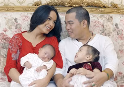 Gia đình Thúy Hạnh - Minh Khang lúc 2 con gái còn nhỏ.